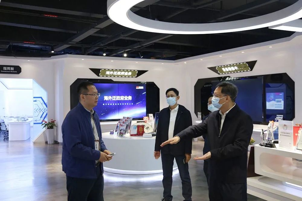 集美区常务副区长肖峰莅临巨龙信息调研指导