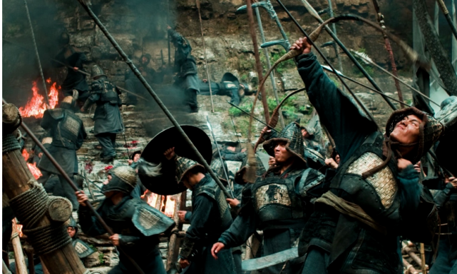 为啥守城士兵费力用石头砸也不直接推倒梯子聪明人都不会