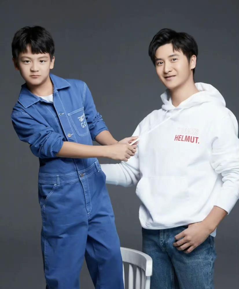 田亮二胎儿子迎10岁生日小亮仔帅气开卡丁车五官秀气像极爸爸