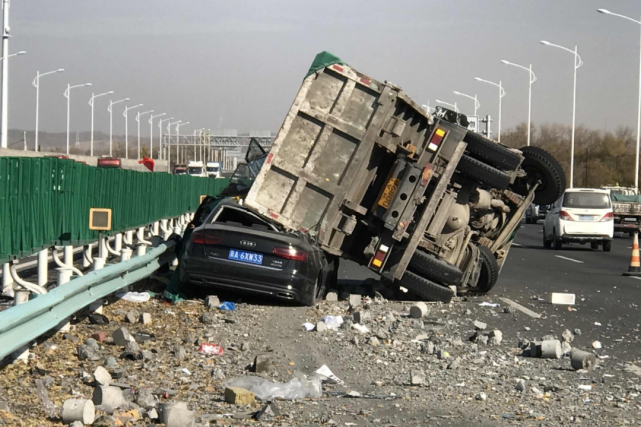 "垃圾车"侧翻压扁小轿车 交警:牢记8条保命提示