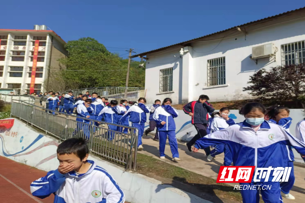 五里墩中学开展消防安全逃生演练活动