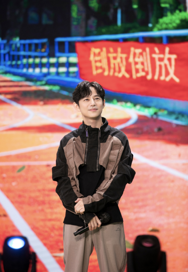 何炅晒照庆祝出道一万天,置身于竹林间休憩,容颜未改少年感不减