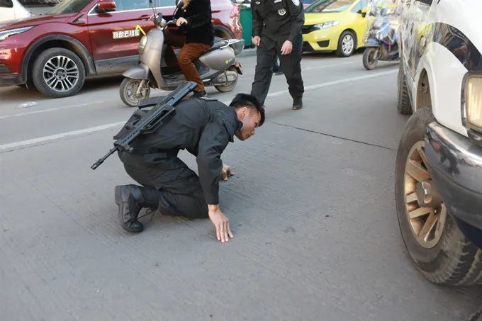 玉林街头"疯牛"一路狂奔撞伤数人,特警出手当场击毙!