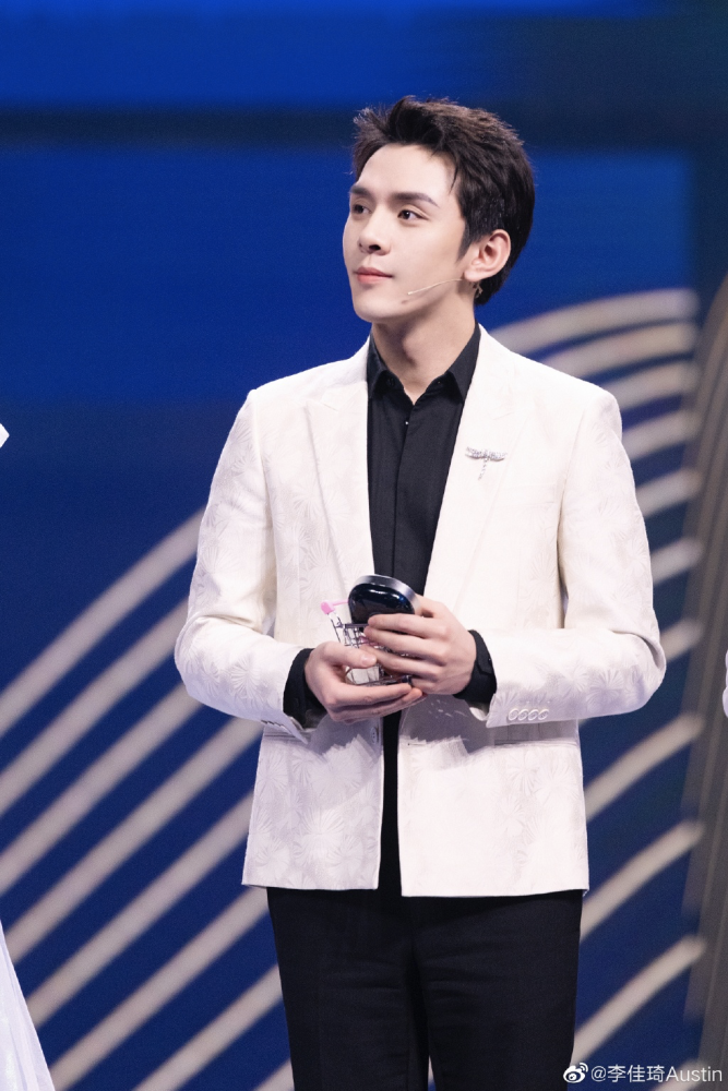 李佳琦回应学历造假质疑大学没毕业就离校最高学历是高中