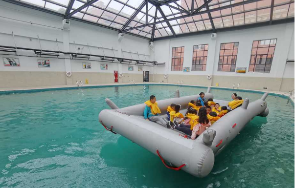 體驗者可以學習瞭解飛機在水上迫降後的撤離技能,海上求生技巧,游泳