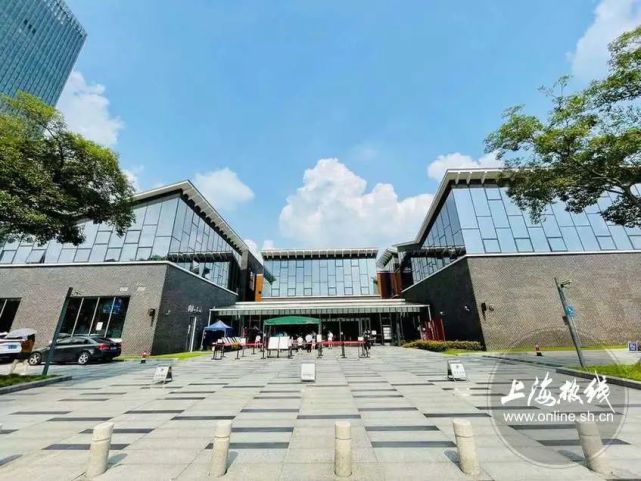 上海嘉定上海嘉定圖書館位於上海市嘉定區裕民南路1288號,背靠嘉定