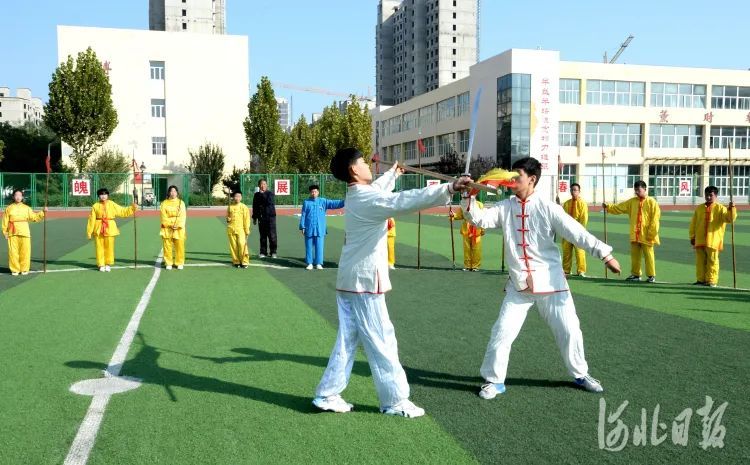 近日,河北省广宗县第二中学学生在学习梅花拳