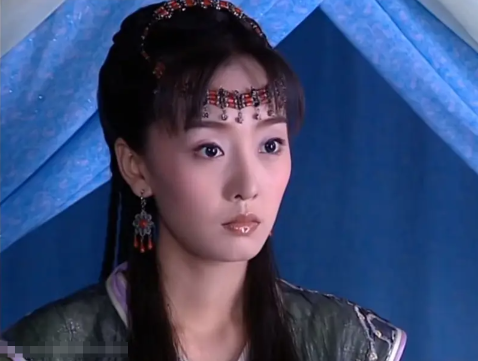 而刘洋刚出道的时候,演的都是古装剧,她还演过周易的两部武侠剧,一部