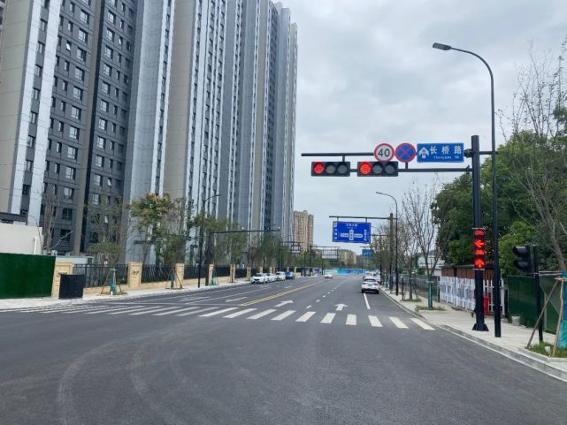 今年以来,区城投集团已打通长桥路,横潭路以及新民街等多条断头路