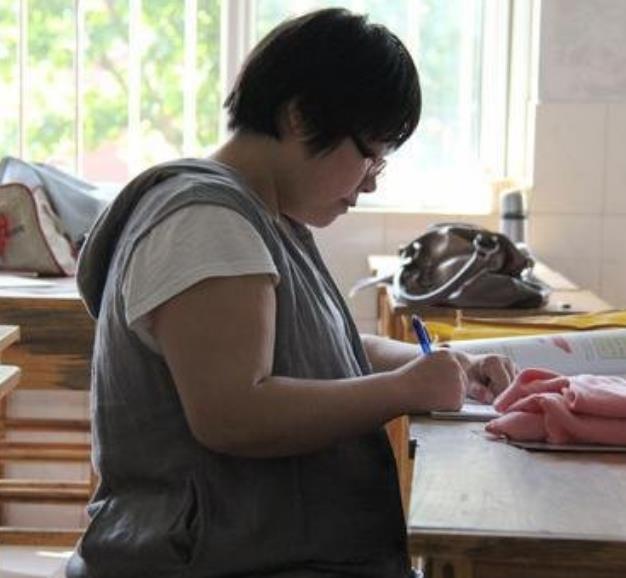 怀孕女教师坐着上课,被校长批评"没底线"?家长回怼暖心又给力