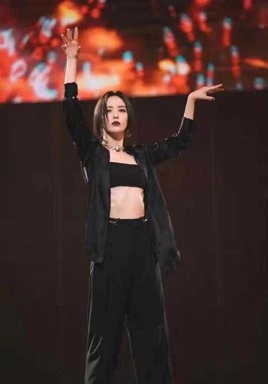 佟丽娅离婚后放开穿了衬衫敞开穿秀马甲线这身材我羡慕了