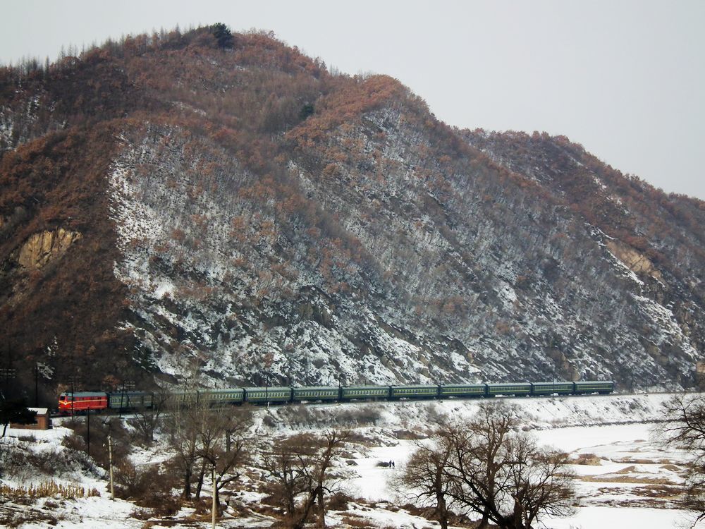 5月28日,南满3纵,4纵推进到沈吉铁路中段及其两侧地区,与北满1纵,2纵