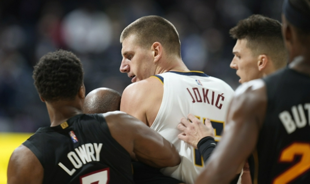 约基奇 撞翻莫里斯！NBA老炮儿声援约基奇：我喜欢这个表现