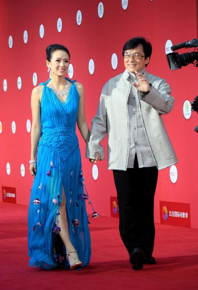 章子怡穿一身高领款式的
