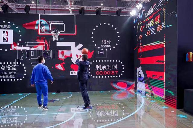 湖人 “魔术师”约翰逊“现身”进博会，NBA携多项黑科技助力篮球运动发展