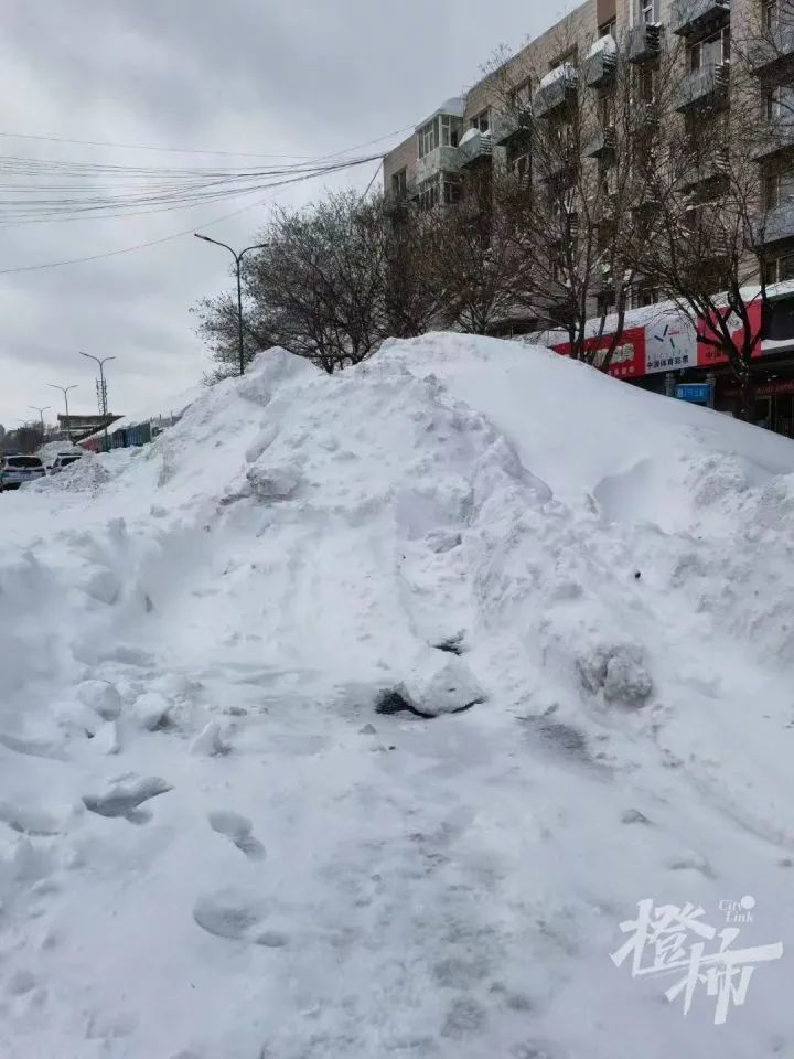 同样在离通辽几百公里外的呼伦贝尔也遭遇了大雪,张女士家住呼伦贝尔