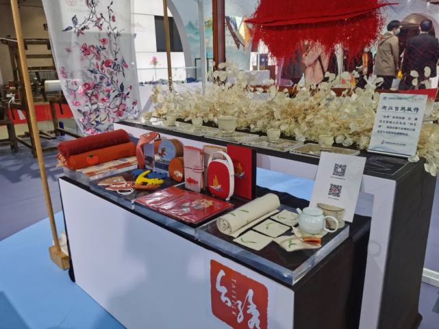 逛进博会 品非遗之美
