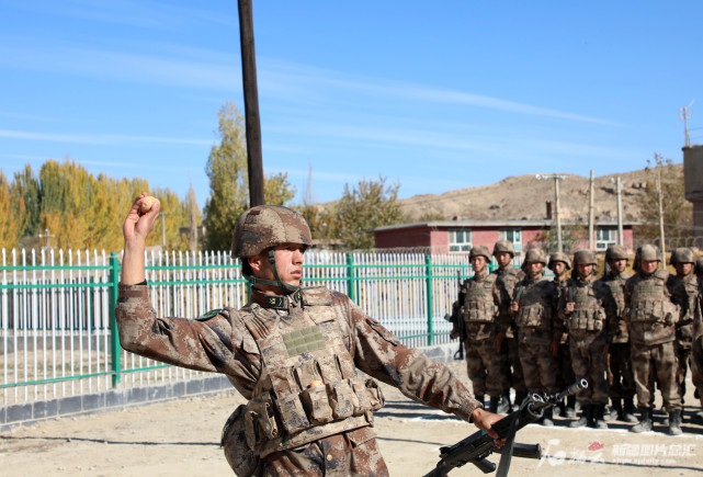 新兵正在进行手榴弹投掷考核.通讯员邱天伦摄.