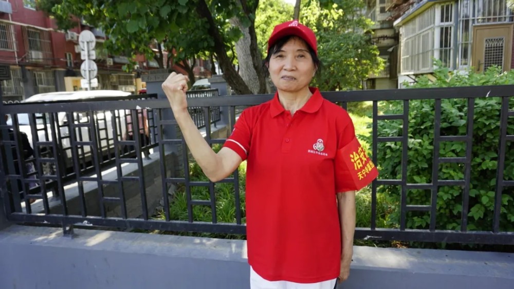 身着红马甲热情服务1590小时五星级志愿者是种什么体验