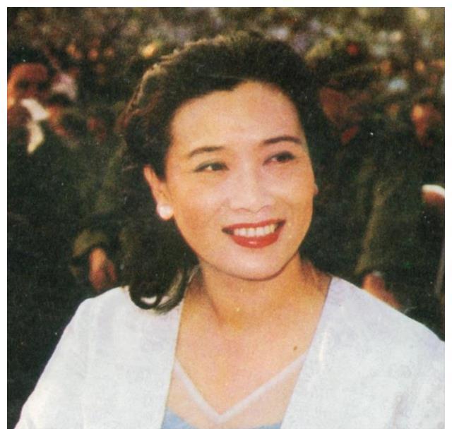 到今年,施鸿鄂去世已经13年了,但朱逢博每次在吃饭之前都会在饭桌上再