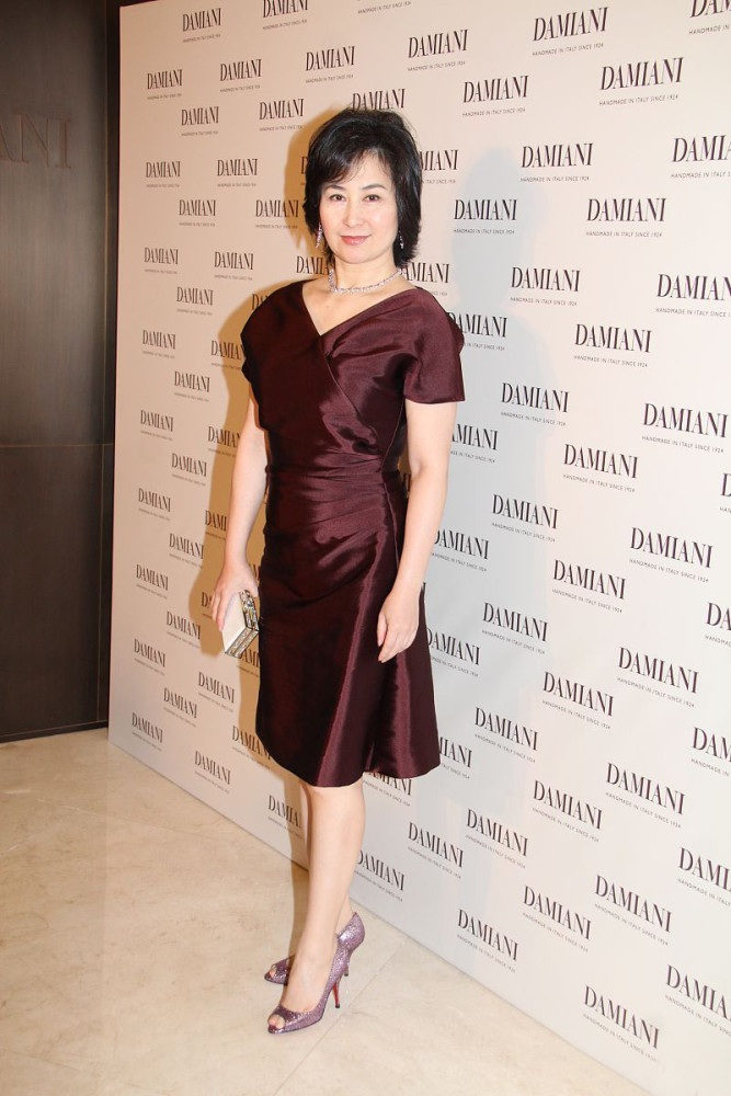 何超琼气质真出众穿华丽礼服裙出席活动气质自信弥补身材不足