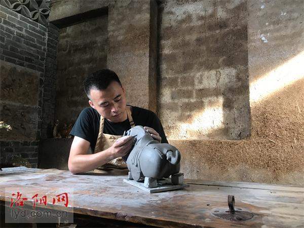 洛阳80后张毅鹏：让唐三彩成为当代艺术品_腾讯新闻