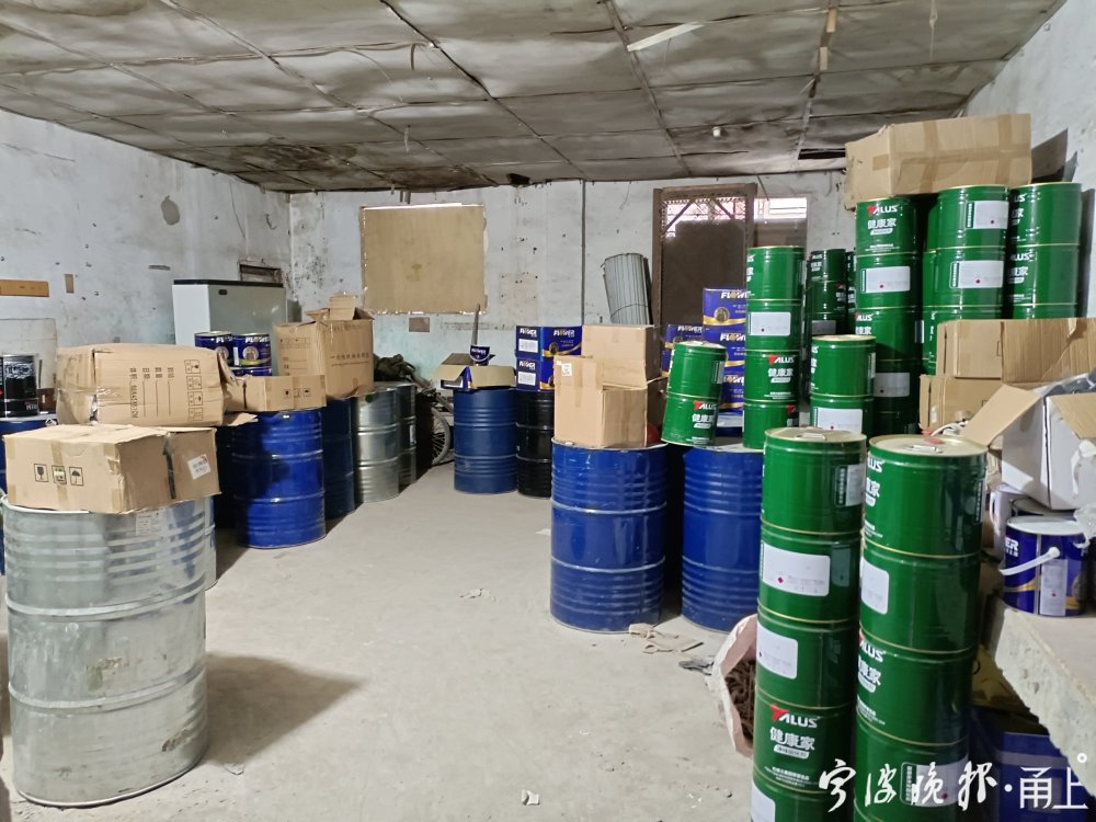 险385桶危化品藏身奉化一无证仓库公安部门已立案调查