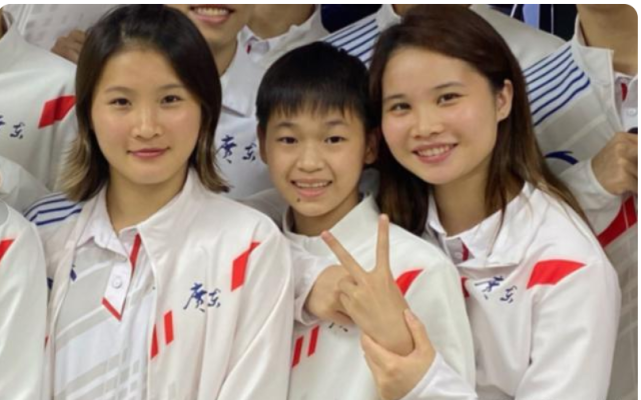 可敬全红婵成名后一家人依旧低调弟妹回果园帮干农活其乐融融