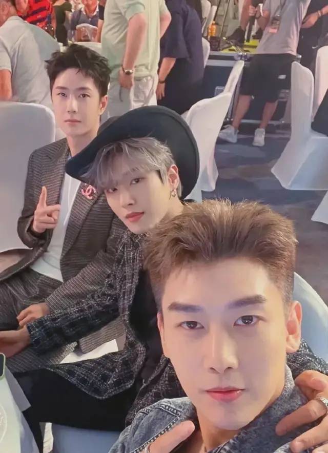 uniq韩国成员打卡应援喊话王一博等人一起拍照结果无一人回复