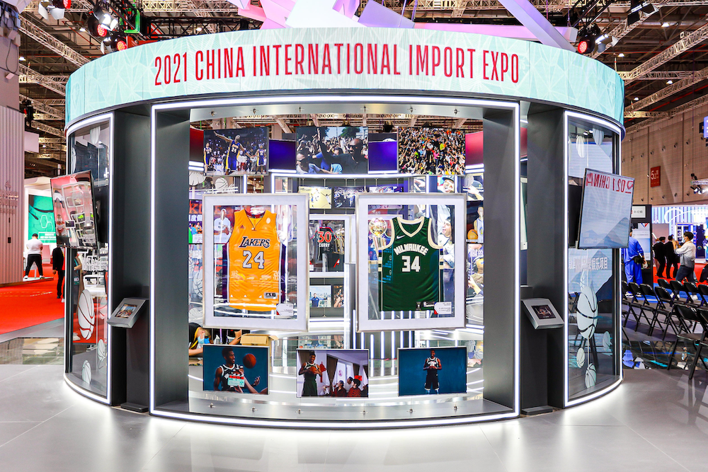 nba 携总冠军奖杯、科比球衣等珍贵展品亮相进博会，NBA将建主题娱乐体验中心
