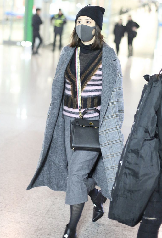 47岁贾静雯穿衣真有品味,穿廓形大衣搭长裙,优雅保暖两不误