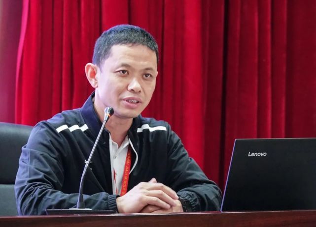 下午的活动于14:45分开始,首先由石国亮副校长介绍嘉积中学的课程建设