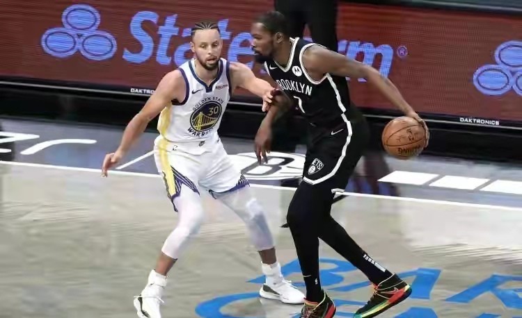 nba 大球时代得分王竞争最激烈的一年！前三得分均超30，科比笑到最后
