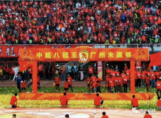 中超 中超一家豪门要散了！媒体爆料，3个月时间已到，球员可自由身走人