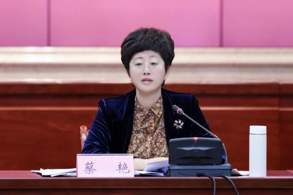 蔡艳在婺城区委常委会议上强调以扛旗争先的精神状态与拼搏姿态不断