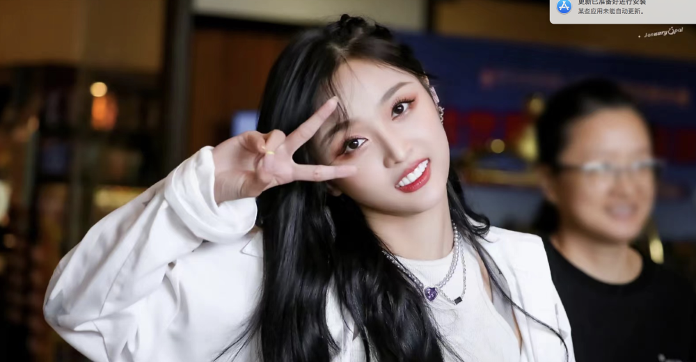 一开始小菲还以为这只是剧中的效果,但是回到现实中的吴宣仪牙齿好像