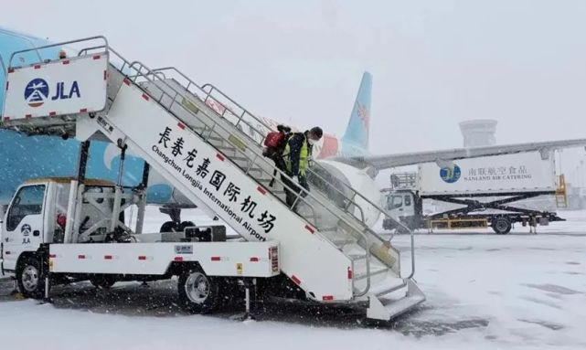 持續降雪,長春機場航班放行正常率超96%|長春|寇海波|清雪|長春機場