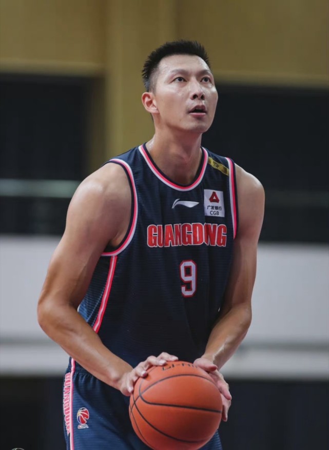 送篮下,易建联垫步攻筐被孟子凯封盖,阿联拿到篮板再起遭潘宁扇出底线