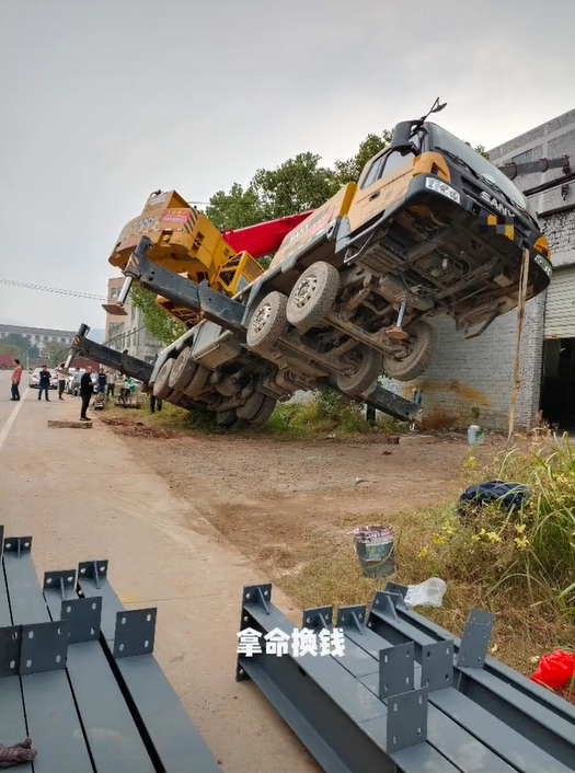 三姨妈40吨吊车,翻车变成"掏粪男孩"?