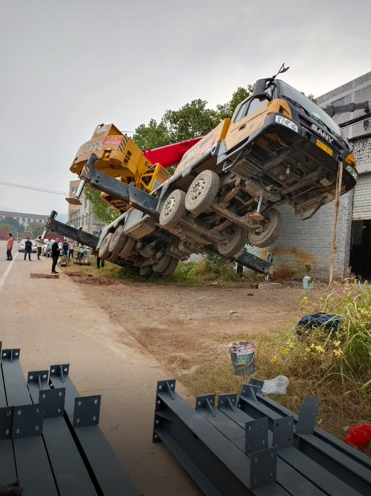 三姨妈40吨吊车,翻车变成"掏粪男孩"?