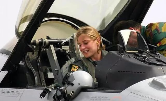 金贝丽中国首位美国女机长为何在美国退伍后来到中国