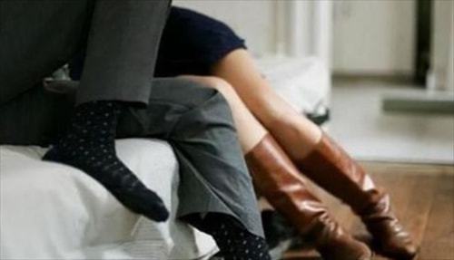 妻子同时出轨3人,丈夫上门讨要说法被讥讽,他持枪将两家人灭门