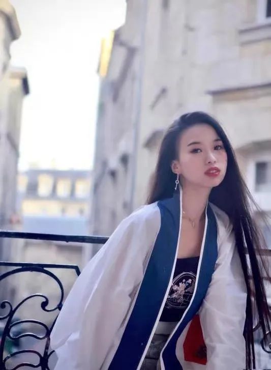 汉服姑娘彭静旋国外演奏古筝筝音袅袅向世界展示中华乐器