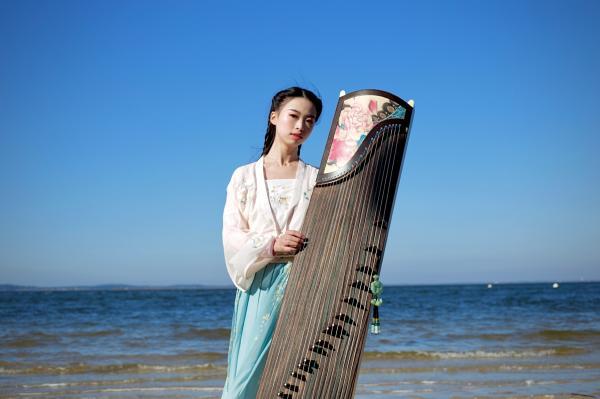 汉服姑娘彭静旋国外演奏古筝筝音袅袅向世界展示中华乐器