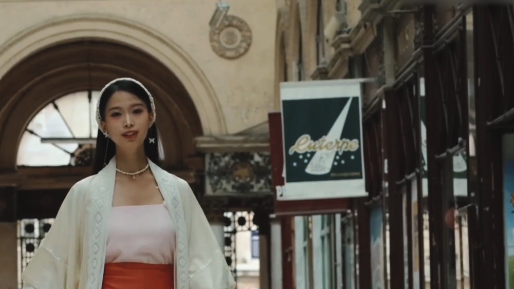 汉服姑娘彭静旋国外演奏古筝筝音袅袅向世界展示中华乐器