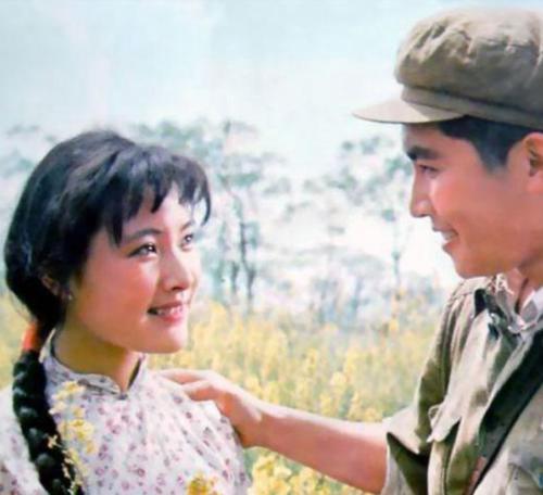 據瞭解,在1978年女演員陳沖與唐國強一起拍攝電影《小花》時,得知他