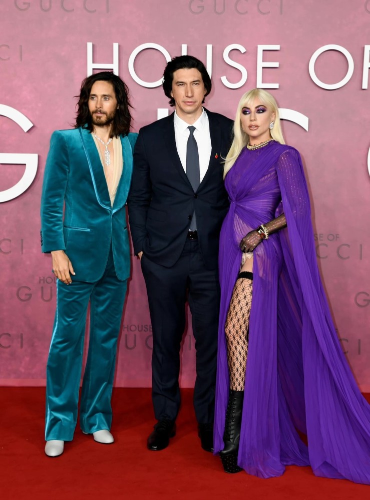 ladygaga身穿网格袜靠在男星怀里秀美腿手上大钻戒抢镜