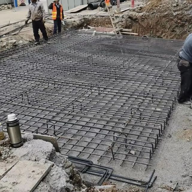 截至目前,已完成8根桩基浇筑,接桩,扶梯基础钢筋绑扎,模板安装,梯脚