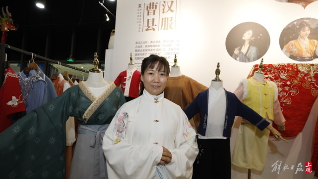 山东曹县汉服首次亮相进博会客商盈门展商直喊备货不足