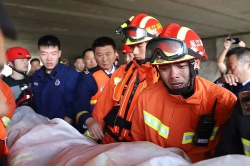 两名消防员钱凌云,刘杰被热气浪推出窗外,从13楼坠落,两人在生命最后